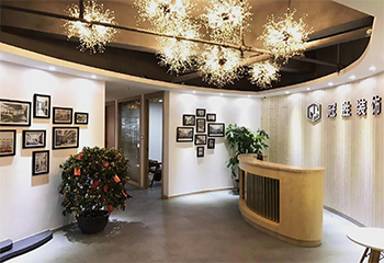  广州冠胜装饰设计有限公司，创立于2011年。公司专注为各界客户提供高品质的室内�设计服务，包括酒店、会所、餐饮、综合住宅、商业空间、办公空间等。
